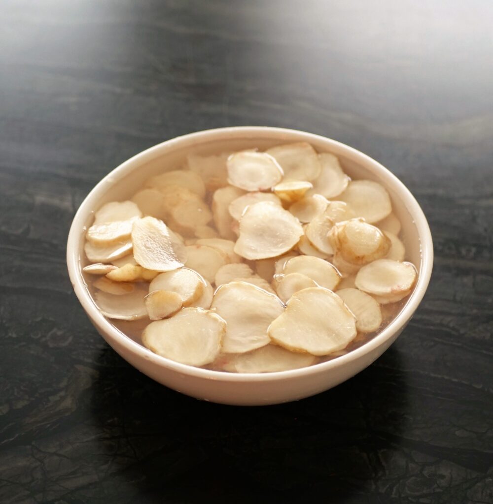 Sliced sunchoke in cold water with lemon juice